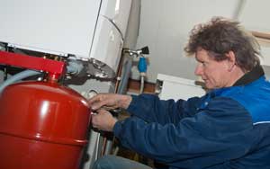 Johan Oosterhof aan het werk aan een cv-installatie
